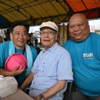 イベント発起人の向井文康さん（左）と被爆者の山川剛さん（中央）、山川さんの教え子の中山善広さん＝諫早市小野島町で2025年10月13日午後2時44分、尾形有菜撮影