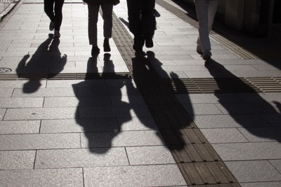 街を行き交う人々＝東京都千代田区で2025年4月16日、中村琢磨撮影