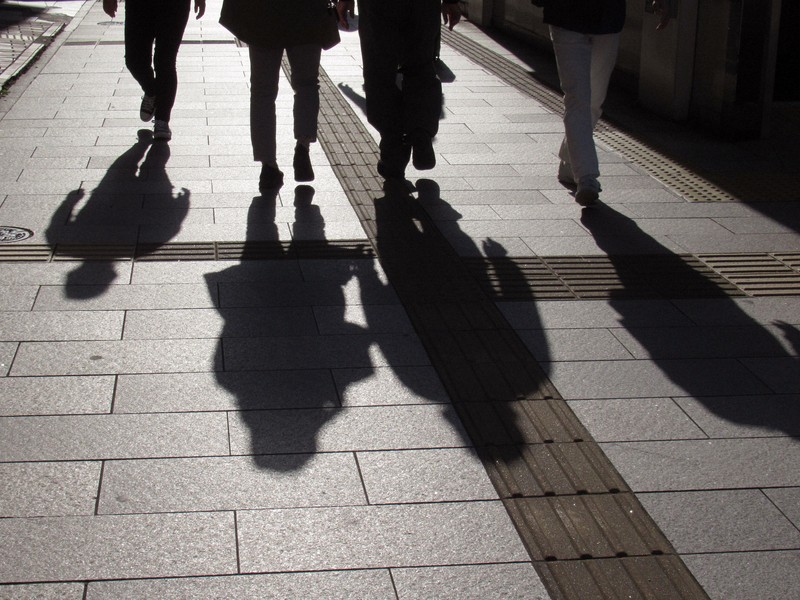 街を行き交う人々＝東京都千代田区で2025年4月16日、中村琢磨撮影