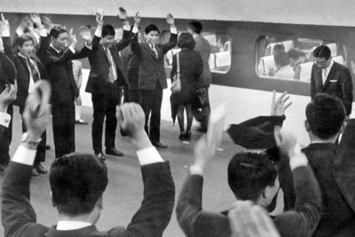 1972（昭和47）年4月、転勤者を囲む見送りの人々、恒例の万歳の一場面