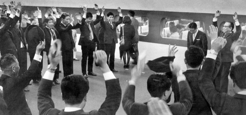 1972（昭和47）年4月、転勤者を囲む見送りの人々、恒例の万歳の一場面