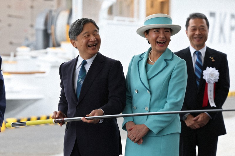 海づくり大会に出席の両陛下、水産高生と交流 稚エビなど放流も | 毎日新聞