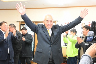 得票数が並びその後のくじ引きで初当選が決まった新人の木内敏之氏（中央）。報道陣の取材に笑顔で応じた＝茨城県神栖市で2025年11月9日午後11時27分、斉藤瞳撮影