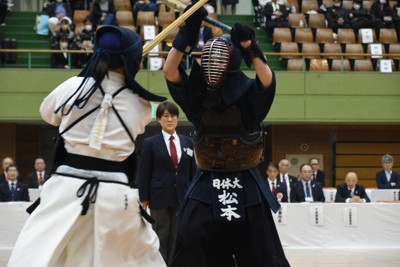 決勝で相手に攻め込む日体大の松本開花選手（右）＝愛知・春日井市総合体育館で2025年11月9日午後3時22分、川村咲平撮影