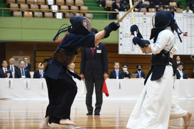 決勝で相手に攻め込む日体大の松本開花選手（左）＝愛知・春日井市総合体育館で2025年11月9日午後3時19分、川村咲平撮影