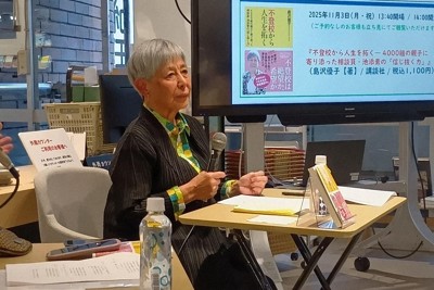 トークショーで寄せられた質問を聞く池添素さん＝東京都新宿区の紀伊国屋書店新宿本店で11月3日、太田敦子撮影