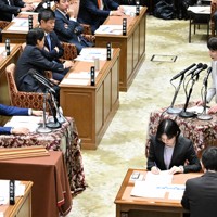衆院予算委員会で立憲民主党・馬淵澄夫代表代行（左）の質問に答弁する高市早苗首相（右）＝国会内で2025年11月10日午前9時2分、平田明浩撮影