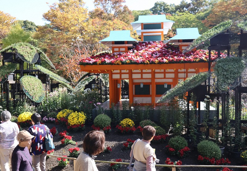 楽寿園菊まつり 今年のテーマは京都の平安神宮 8000鉢で表現 | 毎日新聞