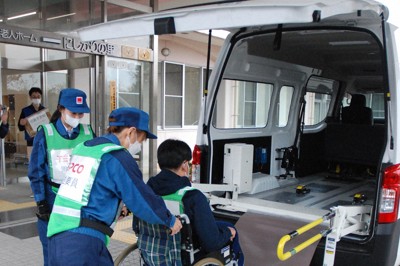 福祉車両に車椅子の要支援者を収容する訓練を行う2人の東電社員＝柏崎市西山町長嶺で2025年11月9日午前9時31分、内藤陽撮影