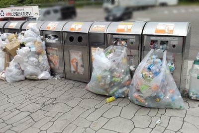 サービスエリア・PAのゴミ箱からゴミがあふれる様子としてXに投稿された写真＝NEXCO中日本名古屋支社のX公式アカウントより