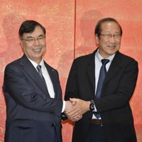 対談を終え、握手する坂口志文・大阪大特任教授（左）と北川進・京都大特別教授＝京都市左京区で2025年11月10日午後1時59分、北村隆夫撮影