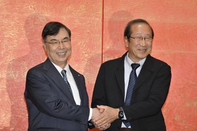 対談を終え、握手する坂口志文・大阪大特任教授（左）と北川進・京都大特別教授＝京都市左京区で2025年11月10日午後1時59分、北村隆夫撮影