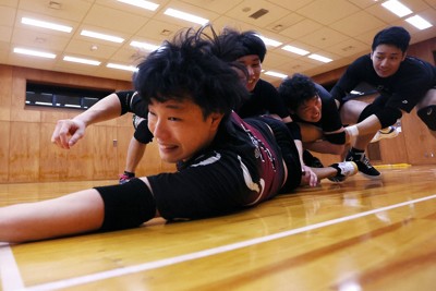 大阪のカバディチーム「上方ManGunners」の練習で、自陣に手を伸ばし得点する選手＝大阪市中央区で2025年7月21日、長澤凜太郎撮影