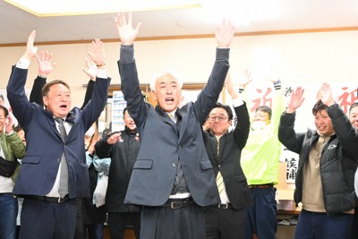 得票数が並びその後のくじ引きで初当選が決まった新人の木内敏之氏（中央）＝茨城県神栖市で2025年11月9日午後11時27分、斉藤瞳撮影