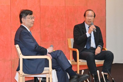 対談する北川進・京都大特別教授（右）と坂口志文・大阪大特任教授＝京都市左京区で2025年11月10日午後1時13分、北村隆夫撮影