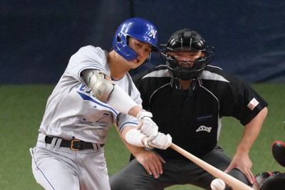 【三菱自動車岡崎－NTT東日本】三回裏NTT東日本2死一、三塁、井上が2点二塁打を放つ＝京セラドーム大阪で2025年11月10日、久保玲撮影