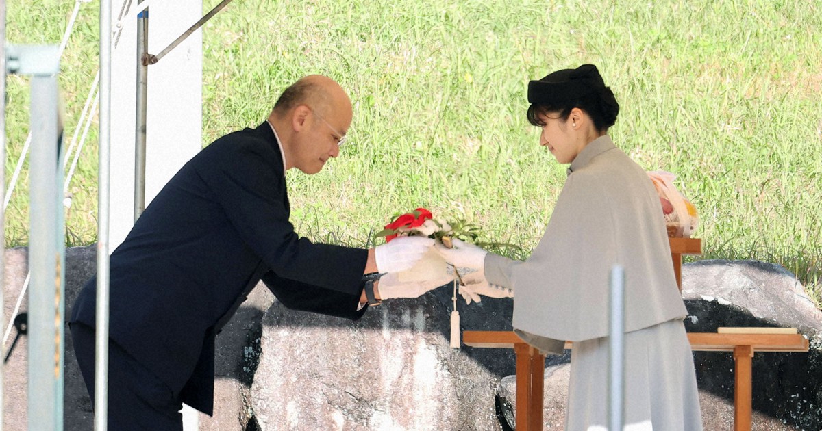 Princess Aiko visits Emperor Showa's mausoleum ahead of Laos trip