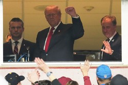 ドナルド・トランプ大統領（中央）＝米メリーランド州ランドオーバーのノースウェスト・スタジアムで2025年11月9日＝AP