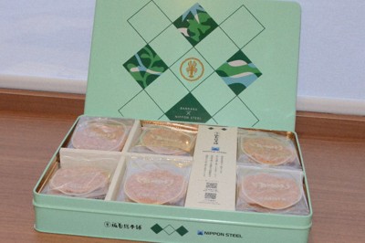 グリーンスチールを使用した緑色缶の「ゆかり」＝名古屋市千種区で2025年10月23日、川瀬慎一朗撮影