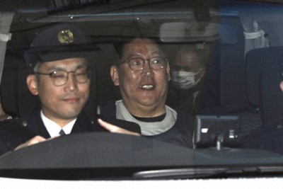 兵庫県警本部から送検される立花孝志容疑者（中央）＝神戸市中央区で2025年11月10日午前9時43分、大西岳彦撮影