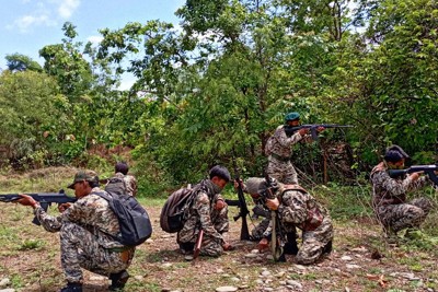 銃を構え警戒態勢をとるGZAの兵士＝GZA提供