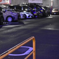 4月下旬、ブラックアウトのメンバーらが凶器を持って集まった大阪・ミナミの駐車場。観光客や若者が多く行き交う場所にある＝大阪市中央区で2025年11月5日午後9時19分