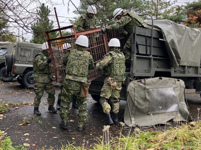 陸上自衛隊、北秋田市でも活動開始 クマ箱わなの運搬で支援 | 毎日新聞