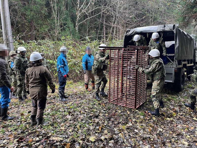 陸上自衛隊、北秋田市でも活動開始 クマ箱わなの運搬で支援 [写真特集1