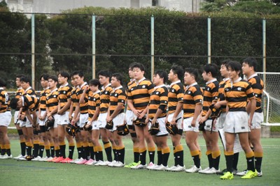試合に敗れ、スタンドに向かってあいさつする慶応の選手たち＝神奈川県藤沢市の秋葉台公園球技場で2025年11月8日午後4時15分、川村咲平撮影