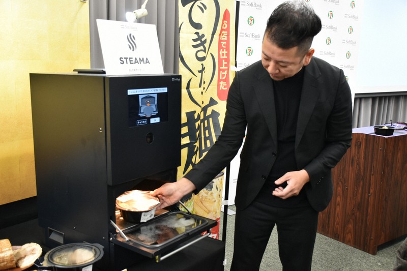 セブンで「できたて麺」、埼玉で試験導入 専用マシンでセルフ調理
