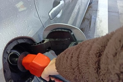 暫定税率廃止でガソリン価格の下落が見込まれる（写真はイメージ）＝奈良市内で2025年11月9日午前7時34分、山口起儀撮影
