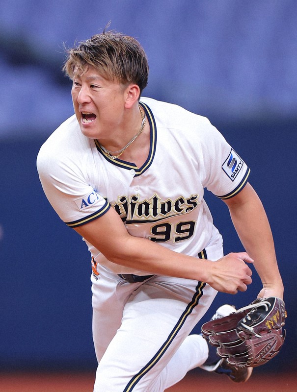 オリックスの「ラオウ」杉本が始球式で「昇天ポーズ」 日本選手権