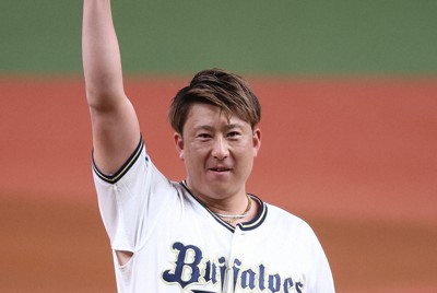 【ヤマハ－NTT東日本】レジェンド始球式で投球するプロ野球・オリックスの杉本裕太郎選手＝京セラドーム大阪で2025年11月11日、兵藤公治撮影