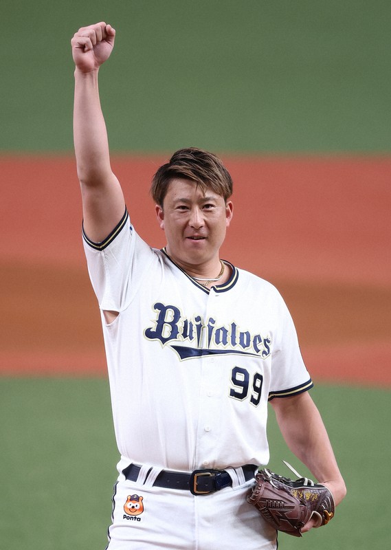 オリックスの「ラオウ」杉本が始球式で「昇天ポーズ」 日本選手権