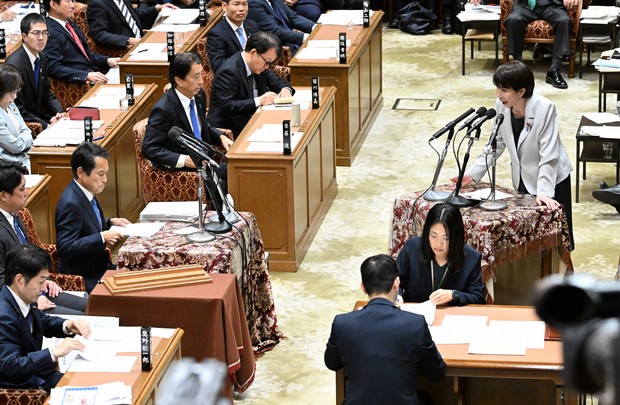 2025年11月10日，在東京國會大廈舉行的眾議院預算委員會會議上，日本首相高市早苗（右上）在講台上回答了來自日本立憲民主黨議員小口博史（前排左三）的提問。 （每日新聞/平田晃弘）