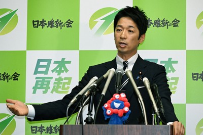 自身の「税金還流」問題を受け、報道陣の取材に応じる日本維新の会の藤田文武共同代表。問題を抱える議員は相当数に上るとの見方もある