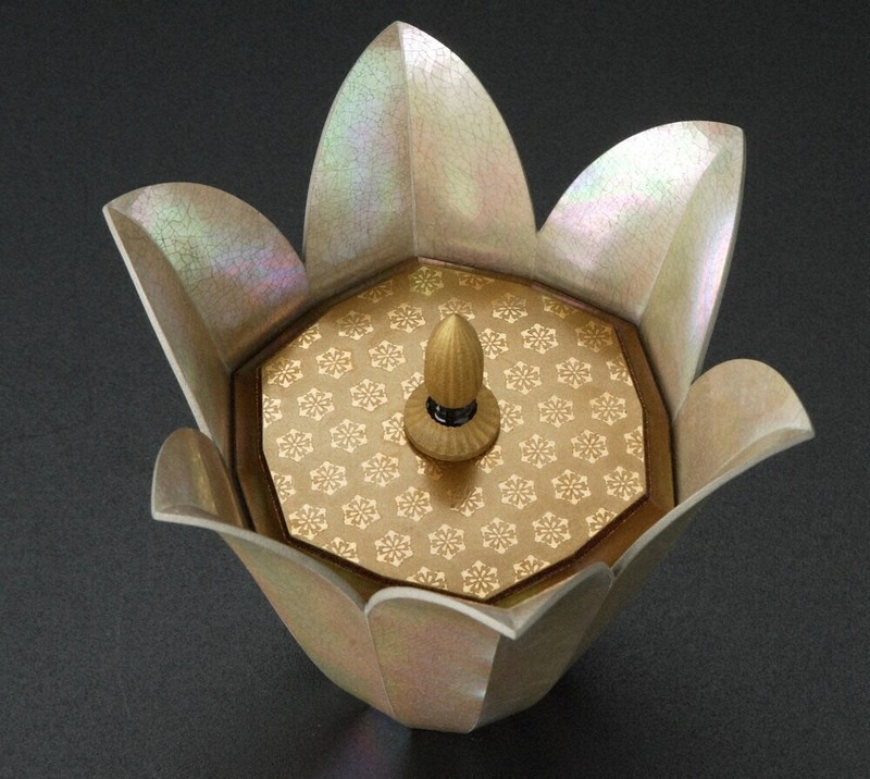 作品紹介：軌跡のきらめき～神秘の光彩、ガラスと貝細工～／下