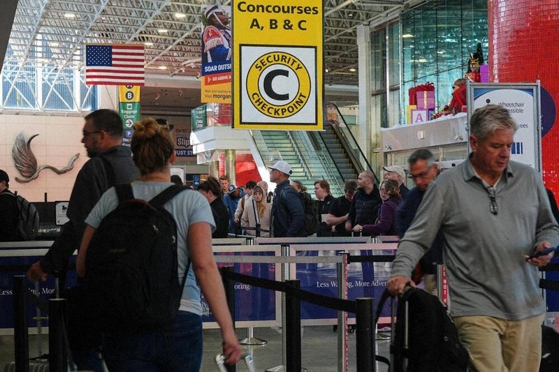 焦点：米政府機関、全面再開へ 上院、つなぎ予算案可決 | 毎日新聞