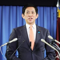 記者会見する自民党の小林鷹之政調会長＝同党本部で2025年10月7日午前11時7分、吉田航太撮影