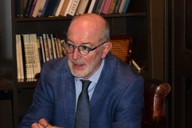 取材に答えるピエール・ファンダム氏。インタビューは、ベルギー首相府協力のもと行われた＝ベルギー・アントワープで2025年8月27日、西田佐保子撮影