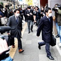 家宅捜索のため、清和政策研究会（旧安倍派）の事務所があるビルに入る東京地検特捜部の係官ら＝東京都千代田区で2023年12月19日午前9時58分、玉城達郎撮影