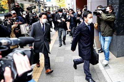 家宅捜索のため、清和政策研究会（旧安倍派）の事務所があるビルに入る東京地検特捜部の係官ら＝東京都千代田区で2023年12月19日午前9時58分、玉城達郎撮影