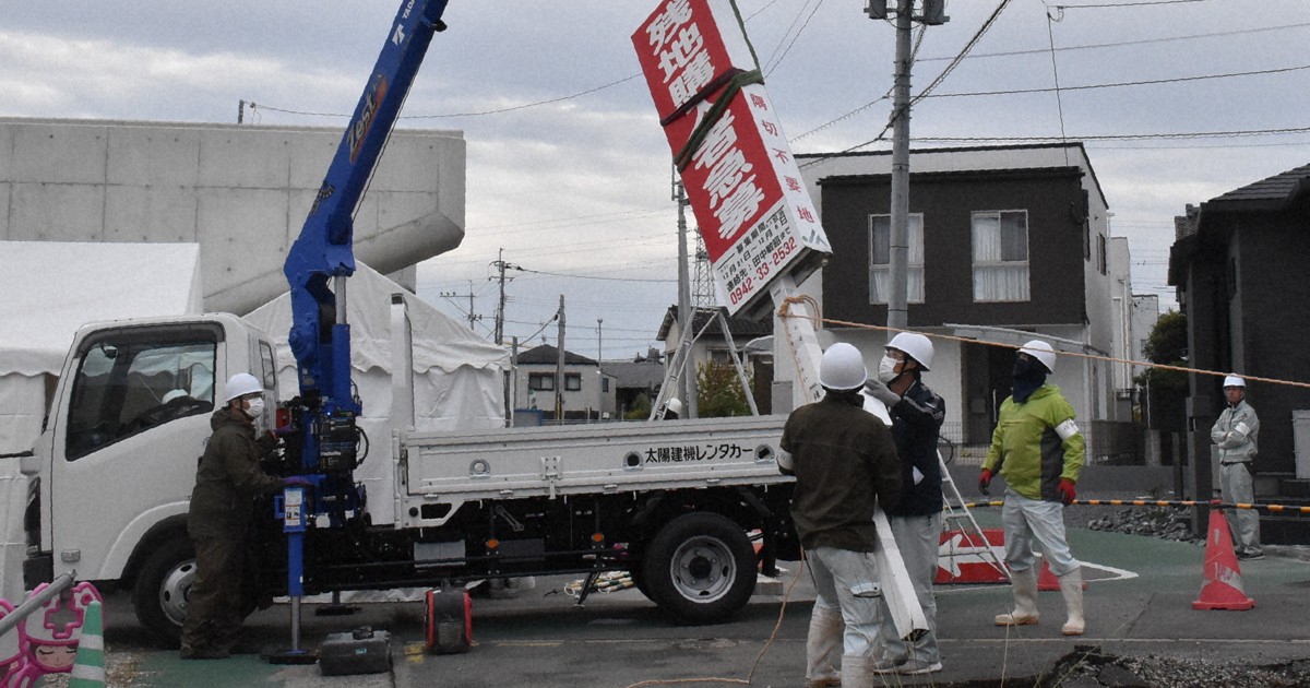福岡県が看板を代執行で撤去　県道の高架化に支障　久留米