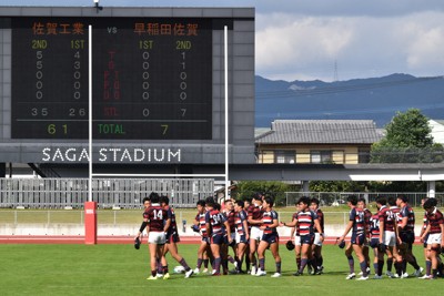 試合が終わり、健闘をたたえあう早稲田佐賀と佐賀工の選手たち＝佐賀市のSAGAスタジアムで2025年11月1日午後1時6分、林大樹撮影