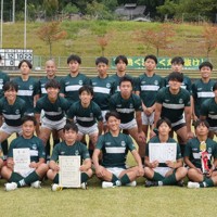 【福井】2大会連続36回目の花園出場を決めた若狭東の選手たち＝福井県小浜市の同市総合運動場陸上競技場で2025年11月2日午後2時40分、高橋隆輔撮影