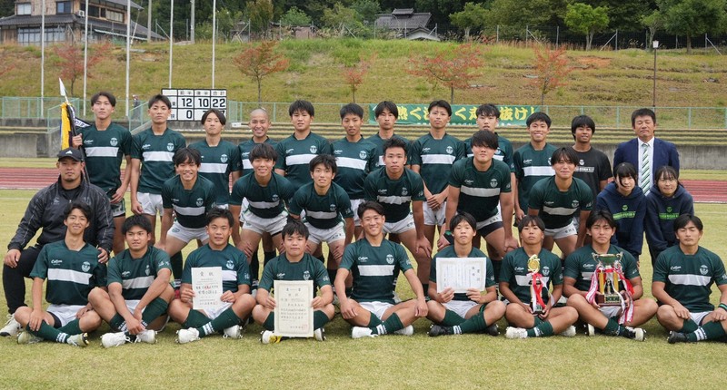 【福井】2大会連続36回目の花園出場を決めた若狭東の選手たち＝福井県小浜市の同市総合運動場陸上競技場で2025年11月2日午後2時40分、高橋隆輔撮影
