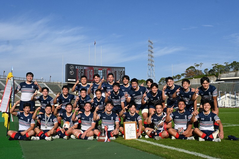 【兵庫】5大会ぶり8回目の花園出場を決めた関西学院の選手たち＝神戸市須磨区のユニバー記念競技場で2025年11月8日午後2時39分、木山友里亜撮影