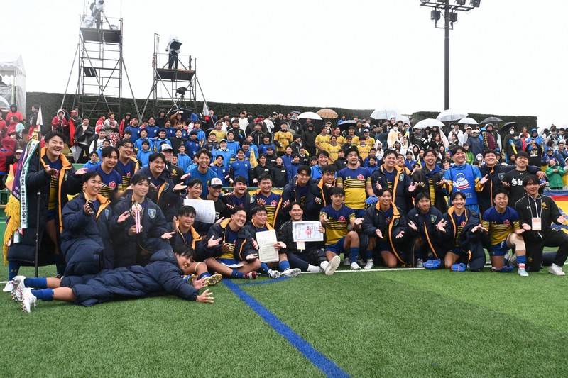 【京都】2大会ぶり17回目の花園出場を決めた京都成章の選手たち＝京都市左京区で2025年11月9日15時40分、資野亮太撮影