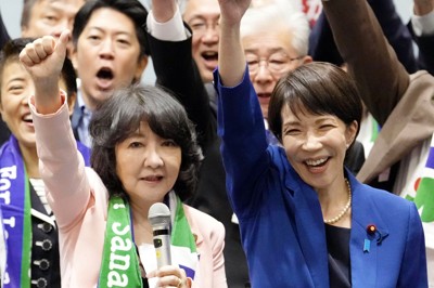 女性初となった高市早苗首相（右）と片山さつき財務相兼金融担当相（写真は就任前の9月22日、共同通信）
