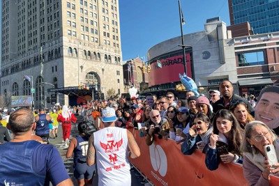 世界からランナーが訪れ、街がひとつとなり観客たちの温かい声援で盛り上がった (筆者提供)